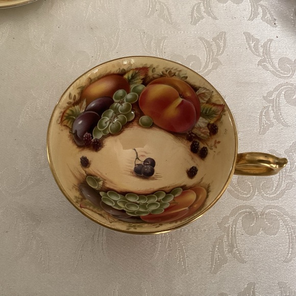 Set of Two Aynsley orchard fruits cups and saucers reproductions 2000 - Picture 4 of 10